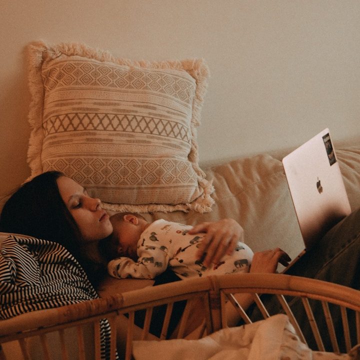 Still-, Schlaf- und Beikostberatung online per Zoom Mutter mit schlafendem Baby auf der Couch nutzt Online-Beratung via Zoom